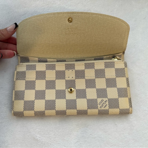 White checkered, Louis Vuitton wallet - Picture 8 of 8